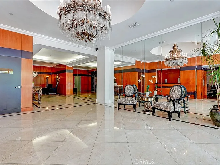 10787 Wilshire Blvd #802 — Photo 1