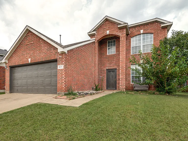 817 Pryor Dr — Photo 1