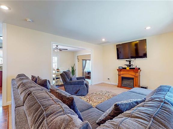 5th image of 8634 Greta Dr E