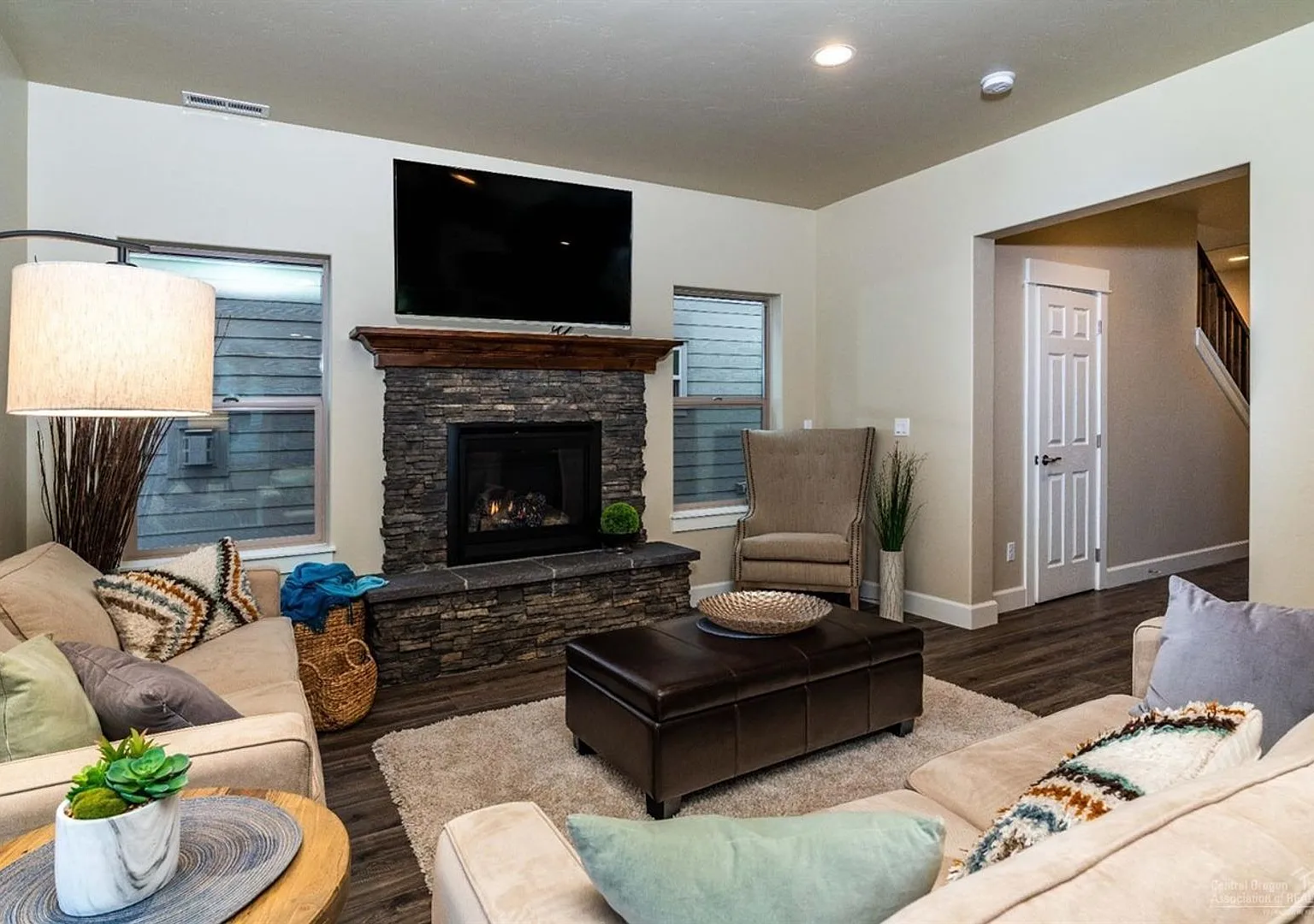 Newer SE Bend House w/A/C & Gas Heat, 3 Bdrms, 2.5 Baths, 2093 Sq Ft, Gas Fireplace, Access to Pool — Photo 4