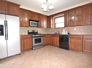 1084 Chestnut St #1, Newton, MA 02464