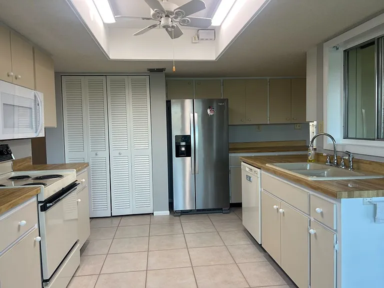 1240 Lucaya Ave — Photo 10