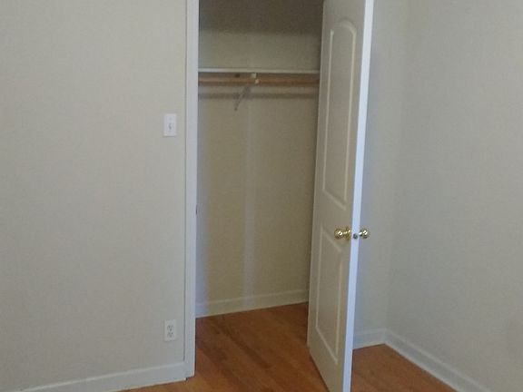 4th image of 951 W Fletcher St APT 1