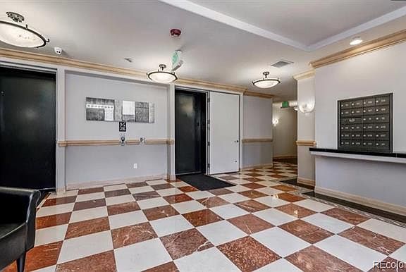 Front Lobby / Mailboxes