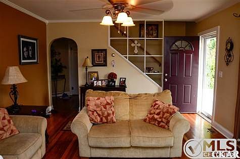 4th image of 805 Hillcrest Dr