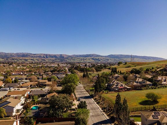 3rd image of 16705 Willow Creek Dr