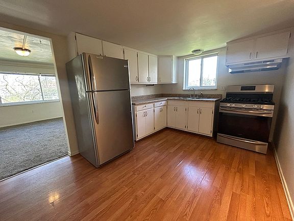 4th image of 632 W Poplar St #C