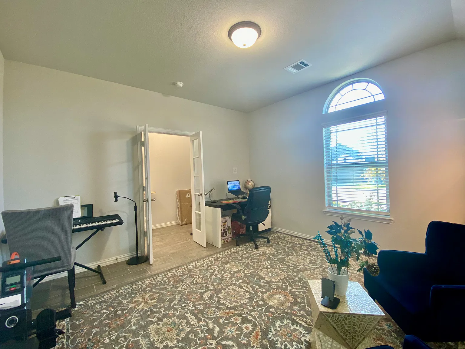 4 bed, 2041 sqft, $2,640 — Photo 4