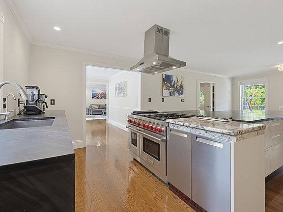 4th image of 176 Spring St