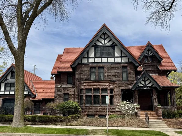 2701 North Lake DRIVE, Milwaukee, WI 53211