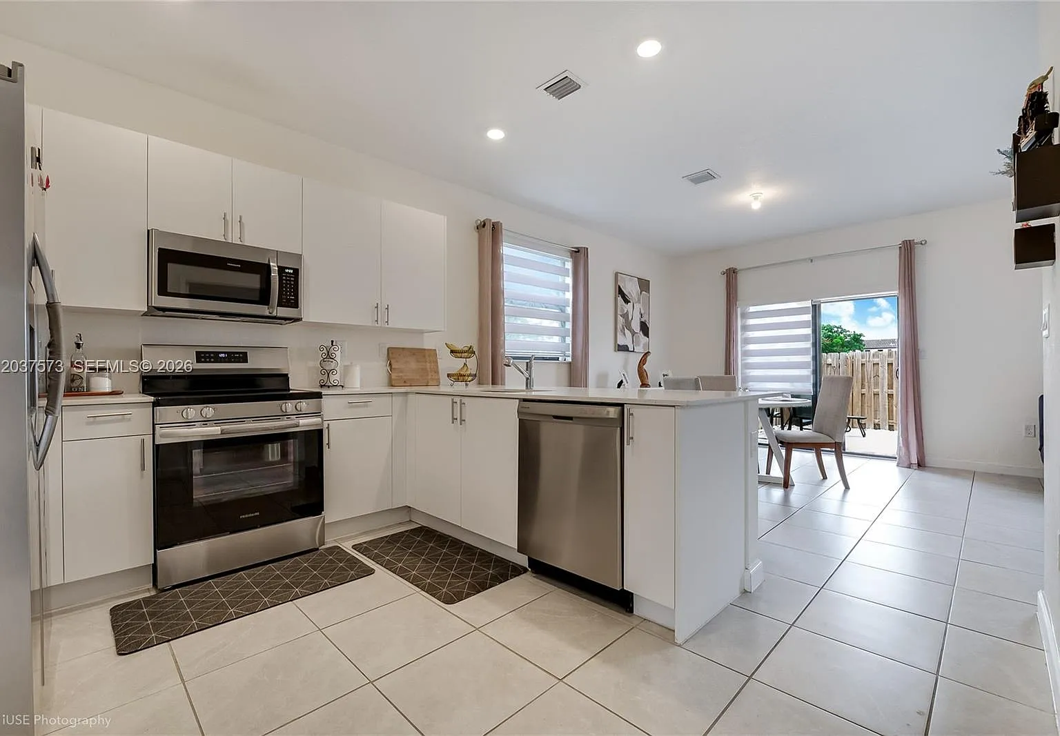 3 bed, 1695 sqft, $2,900 — Photo 1
