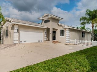 907 Shagos Dr, Apollo Beach, FL 33572