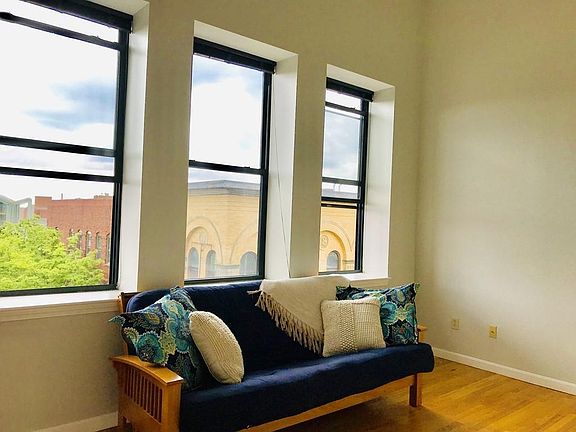 3rd image of 170 Oxford St Unit 505