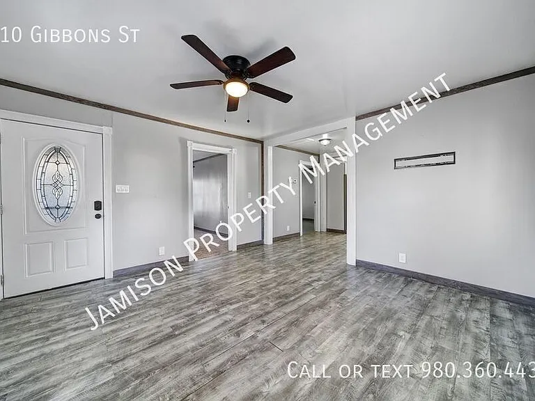 910 Gibbons St — Photo 2
