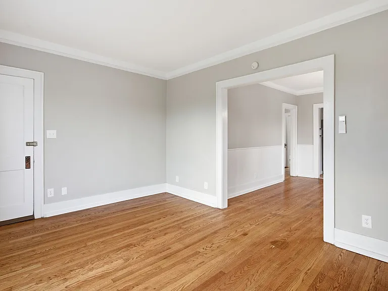 2823 Queen St — Photo 17