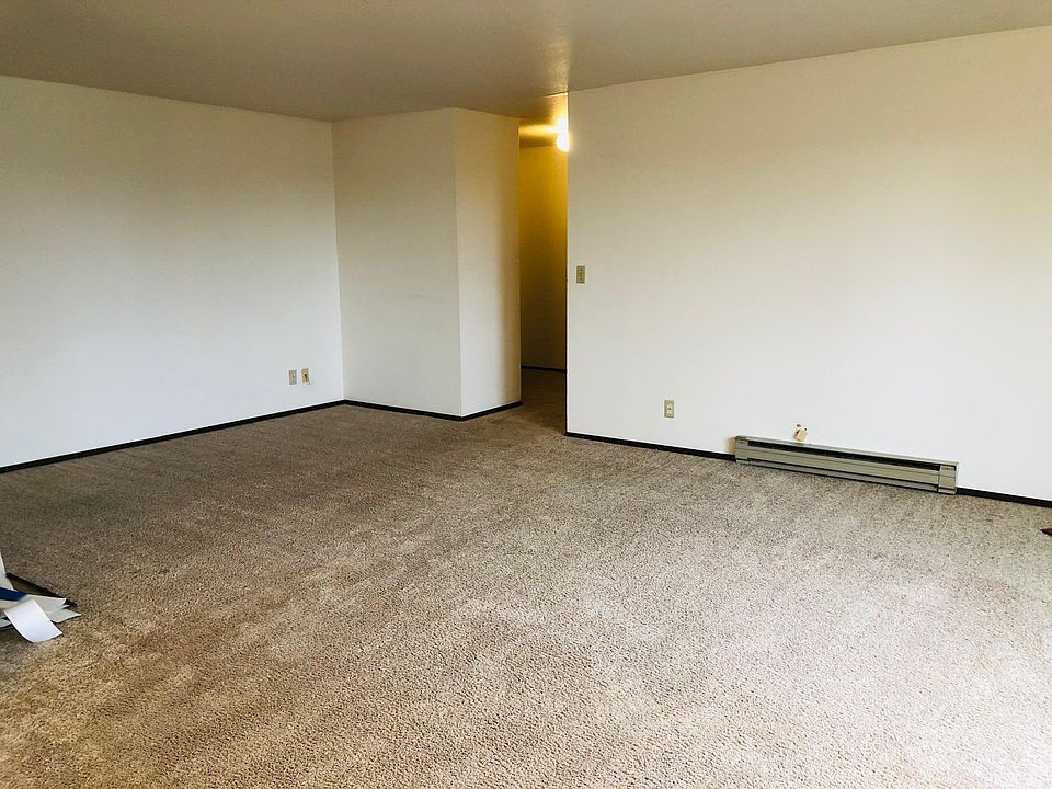 Additional area of the living room; Great area for home office, hobby/craft area or entertainment system