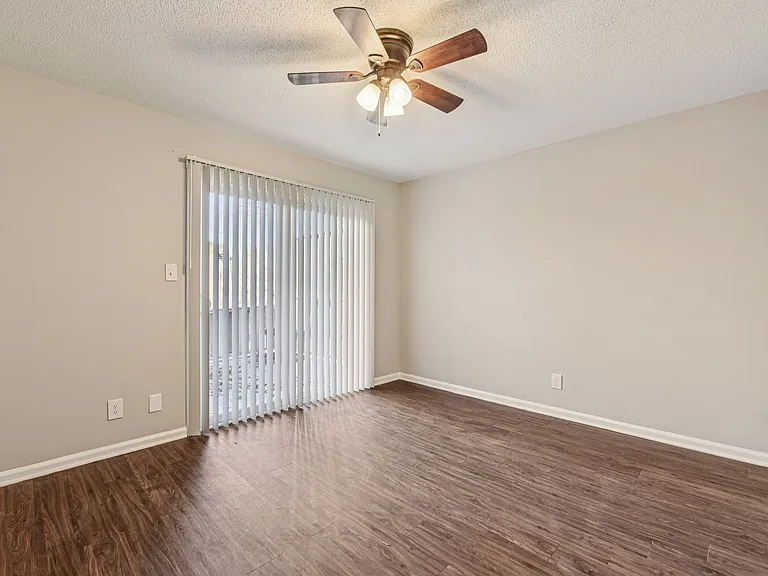 Beautiful Chesney Woods Townhomes — Photo 9