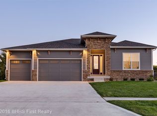 6110 Acadia Dr, West Des Moines, IA 50266