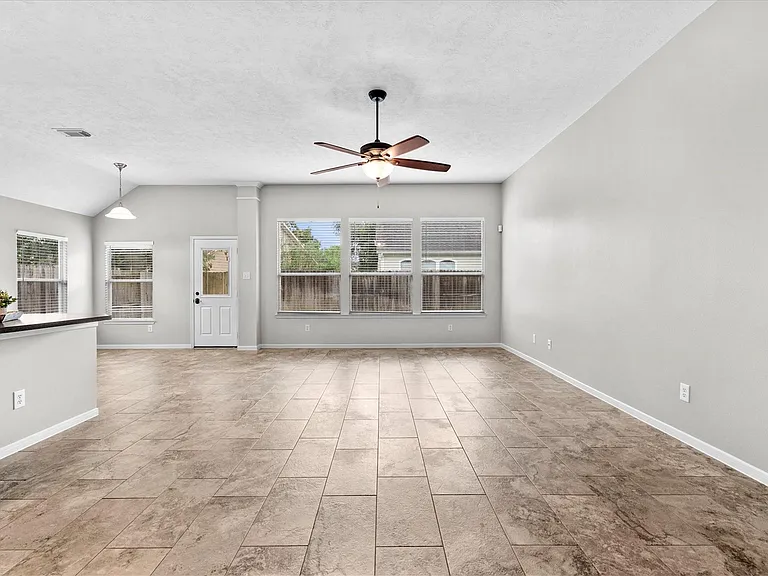 12719 Hart Hollow Ln — Photo 5