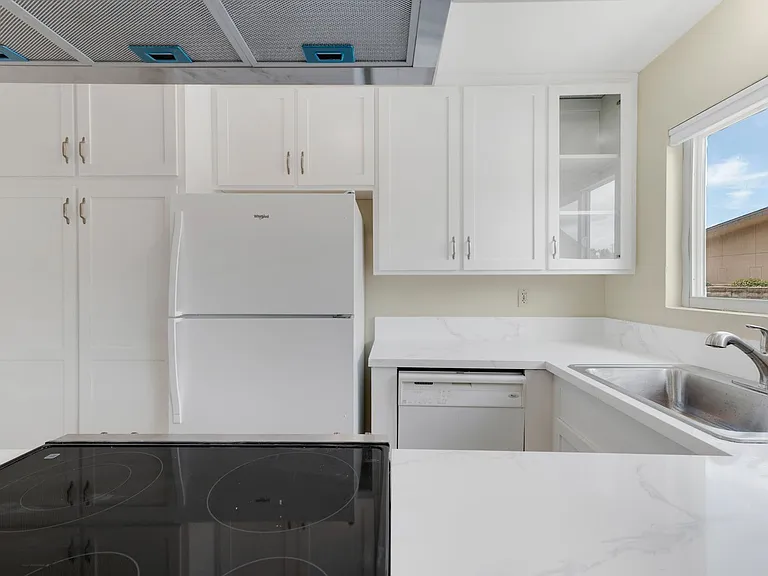 1690 E Hillcrest Dr — Photo 18