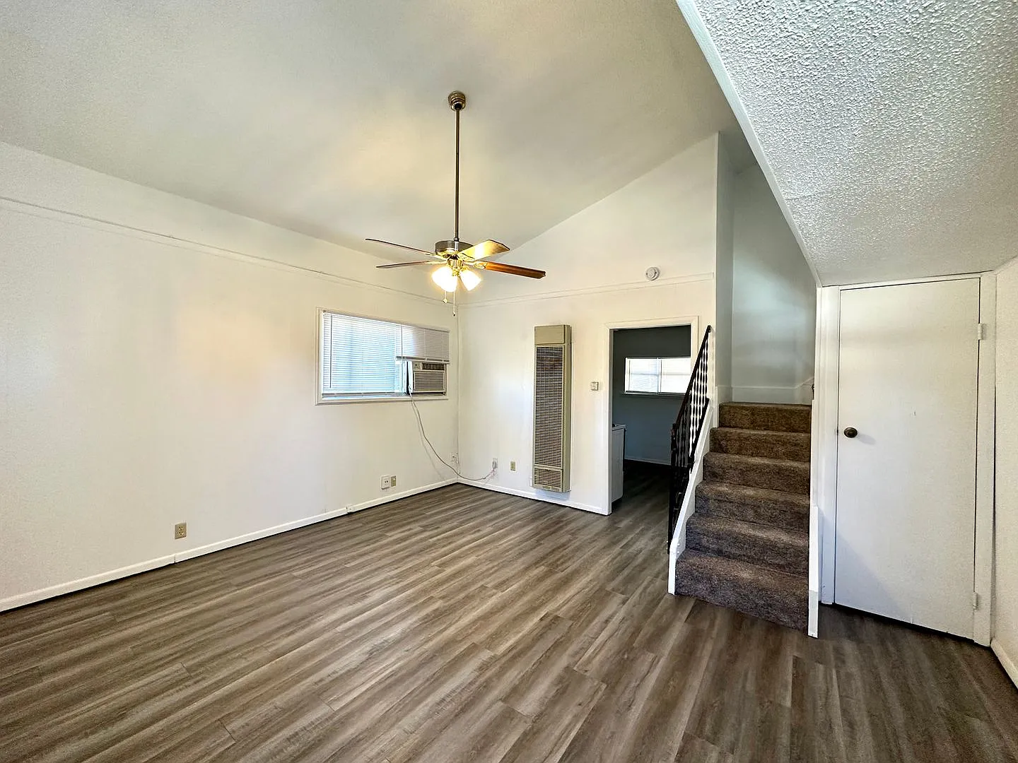 Unique 1 Bedroom — Photo 3