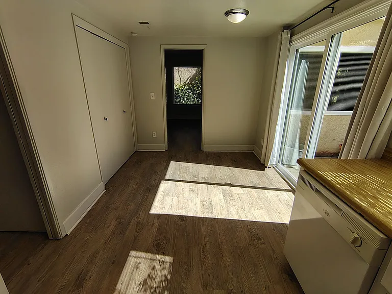 939 Claremont Ct — Photo 3