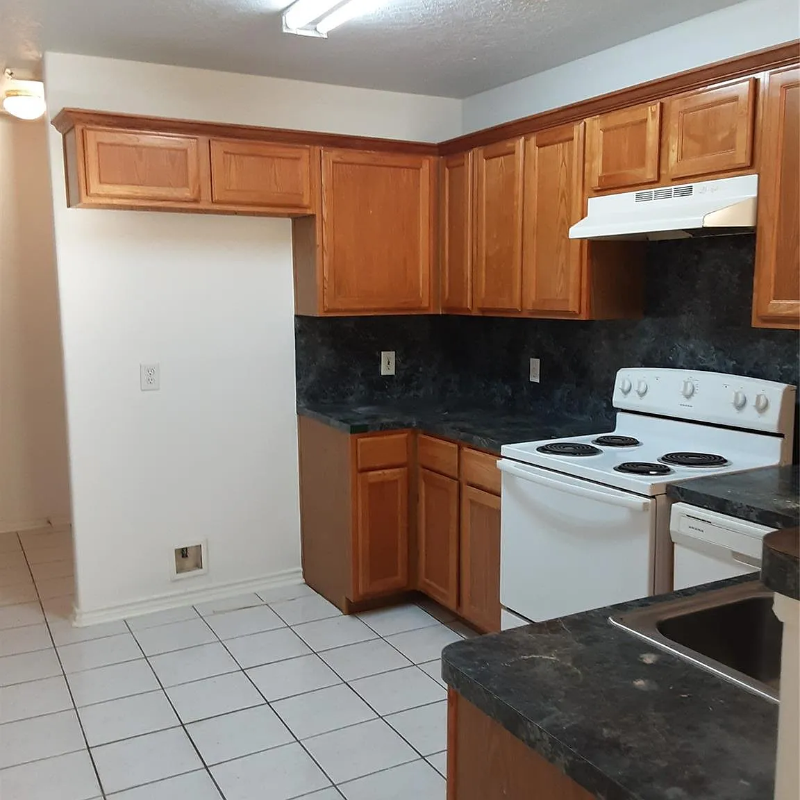 3 bed, 2.0 bath, 1144 sqft, $2,700 — Photo 2