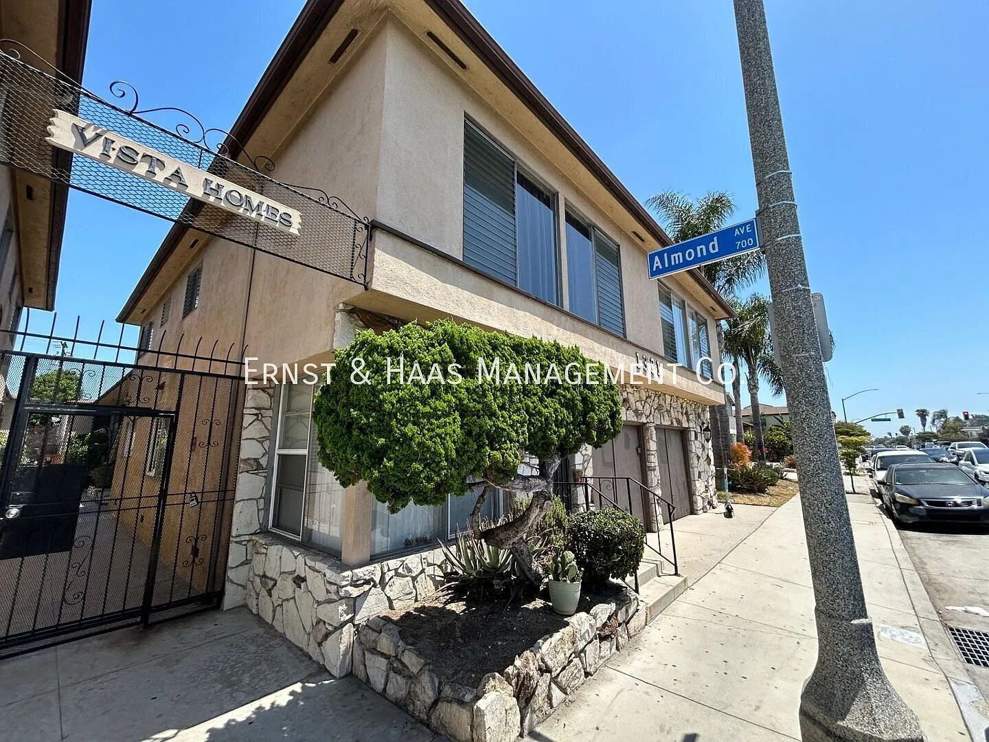 Wonderful Top Floor Condo with Private Garage! — Photo 1