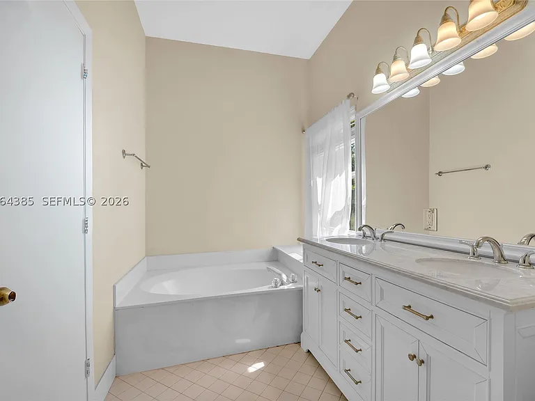 885 Tanglewood Cir #885 — Photo 11