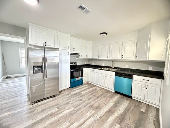4th image of 115 College St