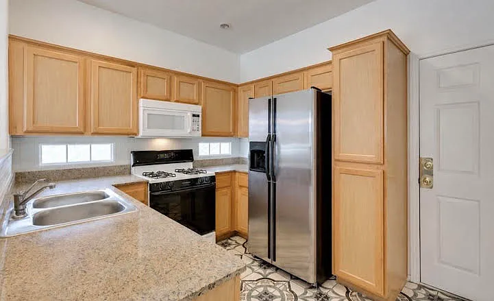 3 bed, 1381 sqft, $2,270 — Photo 3