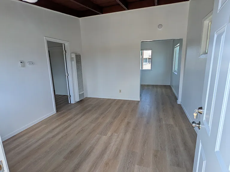 2543 Robinson Ave #4 — Photo 4