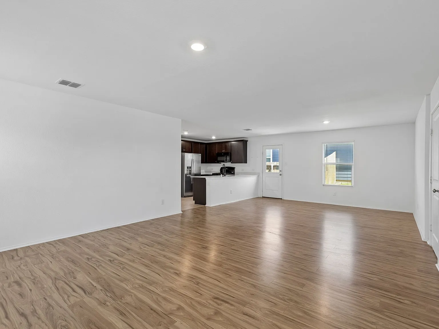 3 bed, 1440 sqft, $2,100 — Photo 2