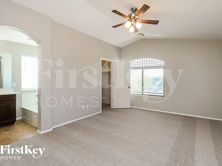 1422 E Penny Ln — Photo 6