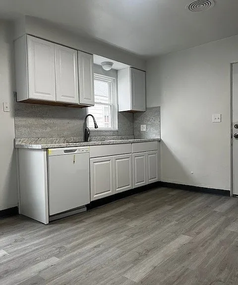 411 Wesley Ave — Photo 3