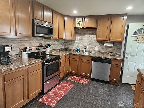 3rd image of 221 Doyle Ave