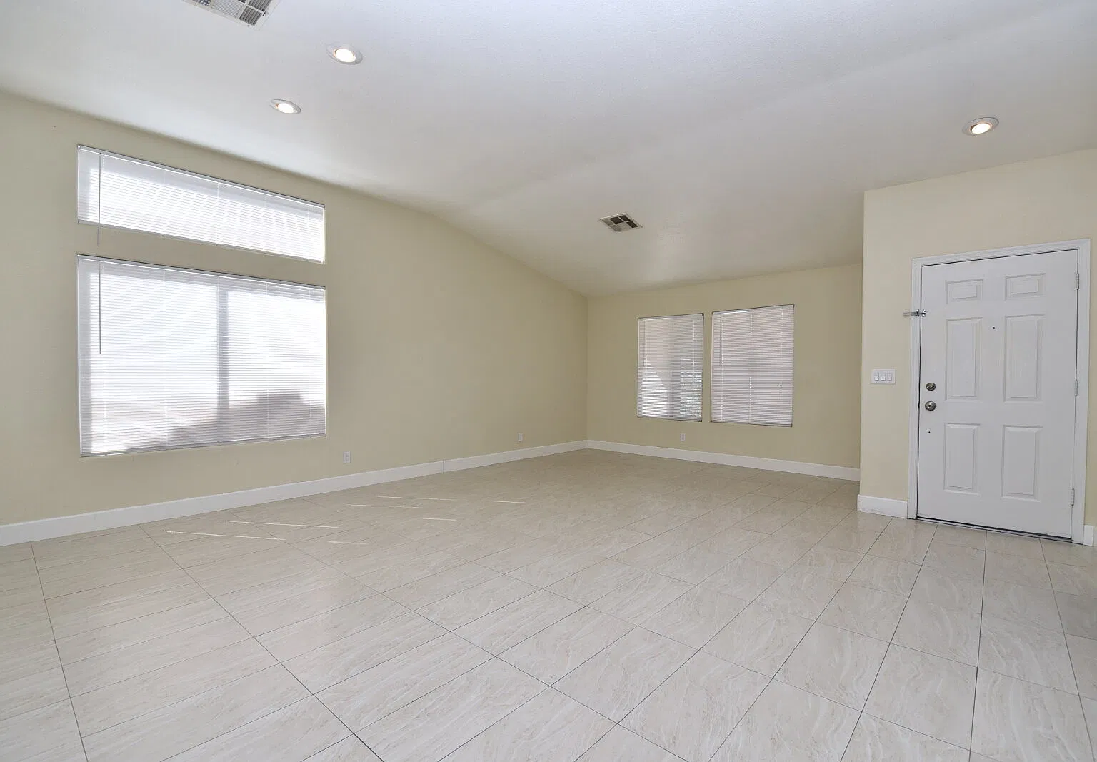 3 bed, 2.0 bath, 1988 sqft, $2,250 — Photo 3