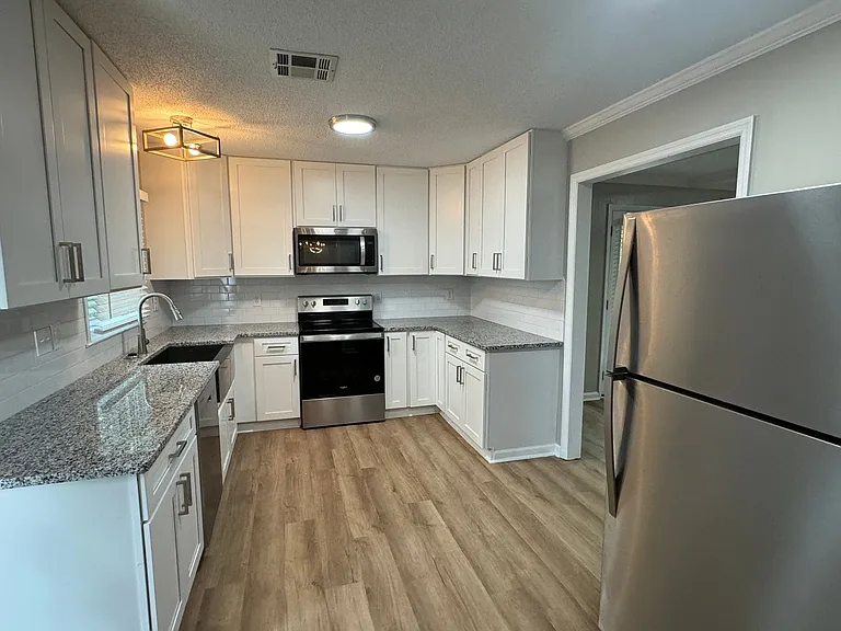 2434 Oxford Dr — Photo 7