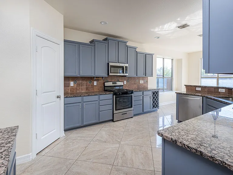2905 Preston Ln — Photo 35