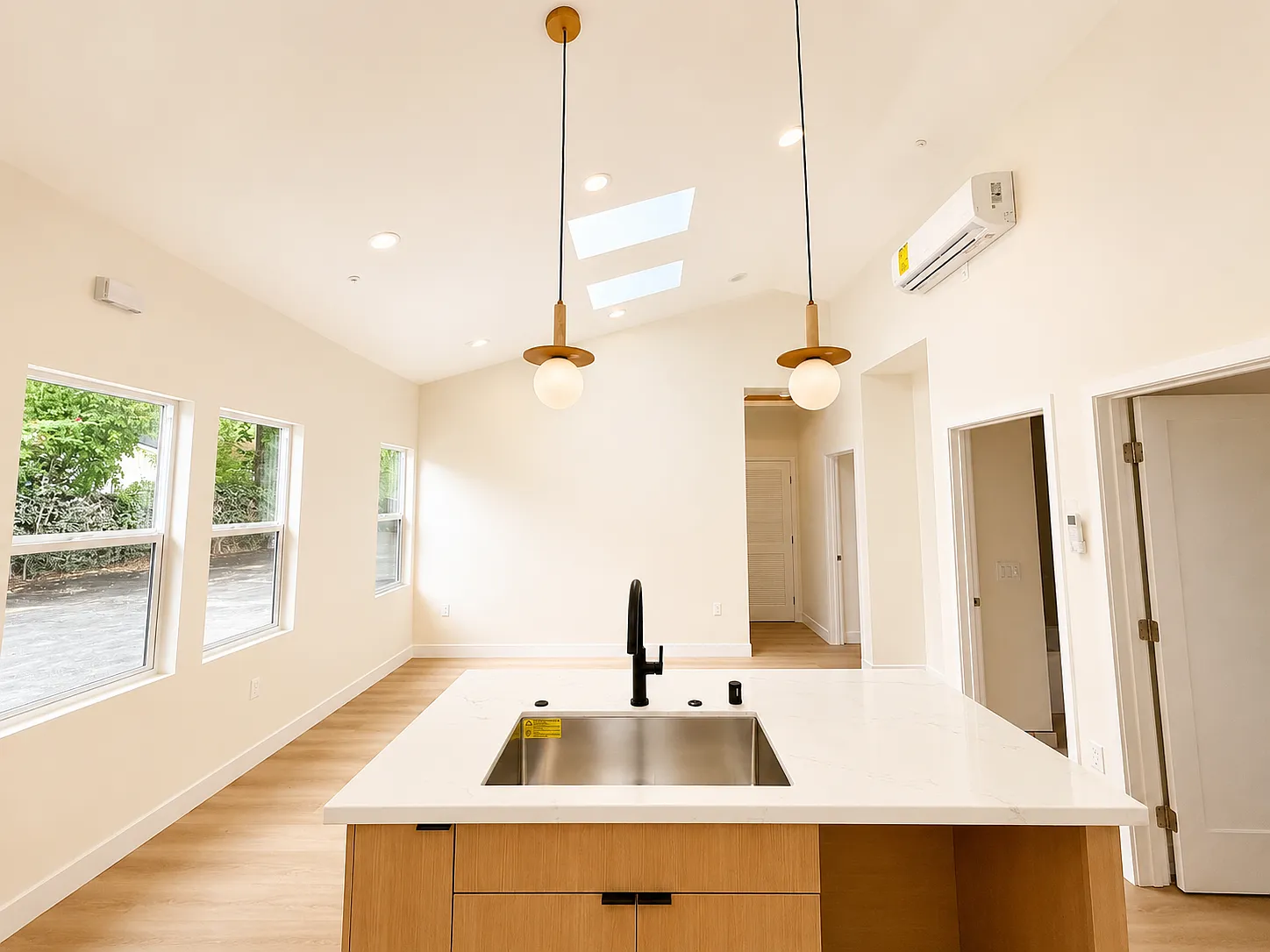 3 bed, 750 sqft, $3,200 — Photo 3