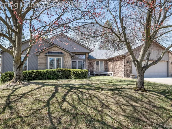 134 Eckford Dr, Troy, MI 48085