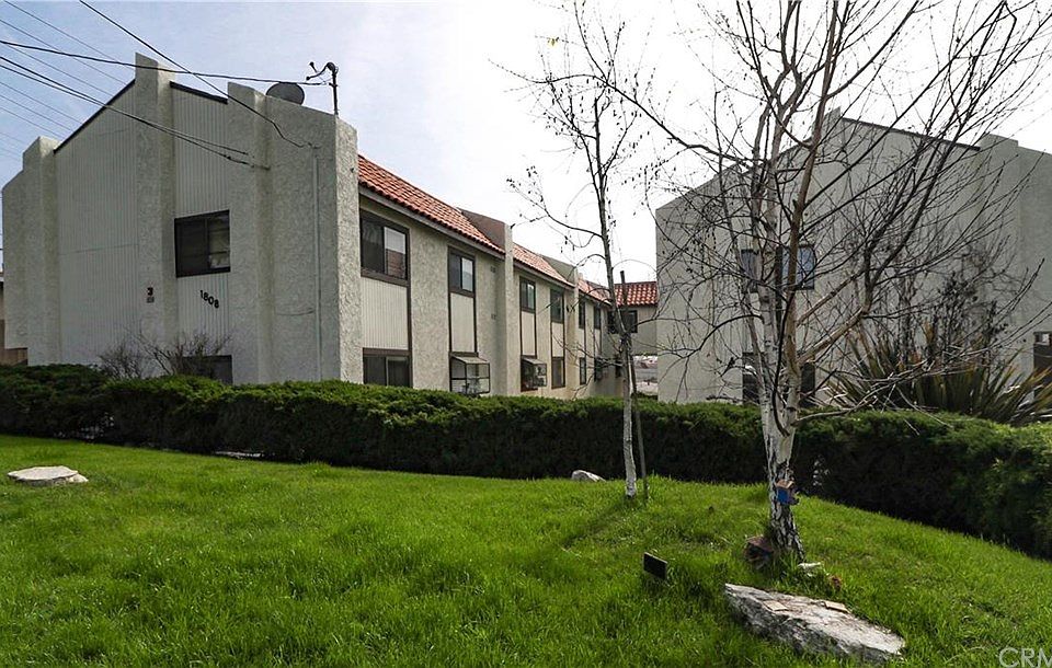 1st image of 1808 Vanderbilt Ln Unit 4