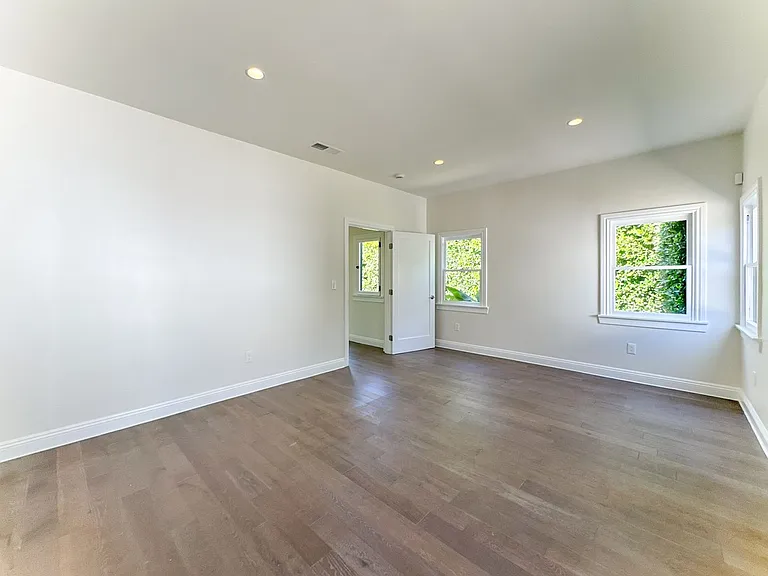 1043 S Plymouth Blvd — Photo 32