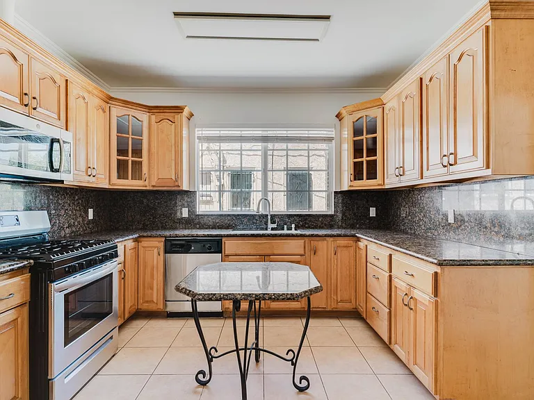 1626 N Alexandria Ave — Photo 13