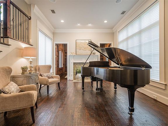 4th image of 6142 Royalton Dr