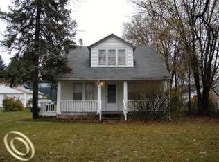 144 N Williams Lake Rd, Waterford, MI 48327