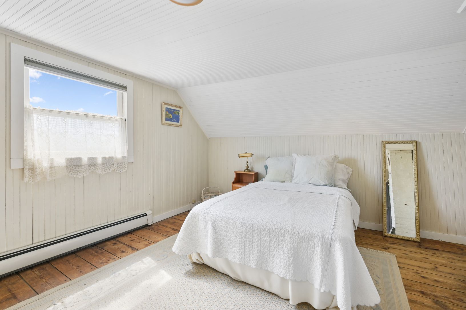  Second-floor Bedroom