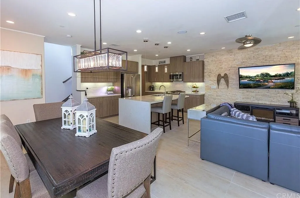 3 bed, 2.5 bath, 1670 sqft, $4,500 — Photo 4