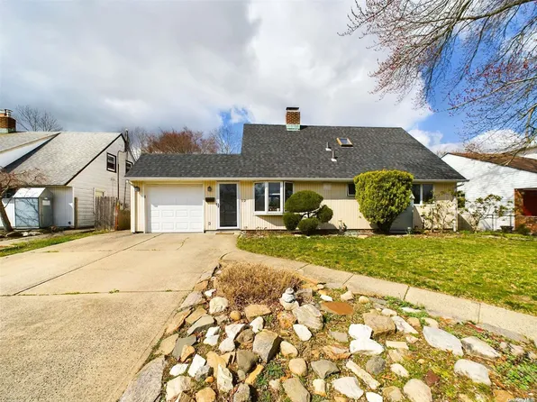 12 Pintail Lane, Levittown, NY 11756