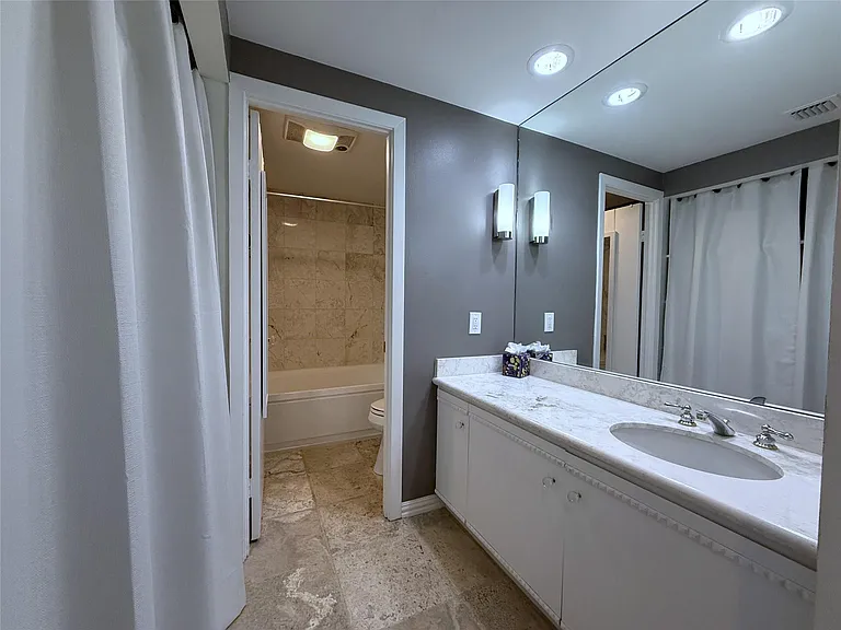 49 Briar Hollow Ln #1401 — Photo 24